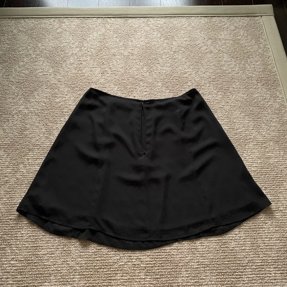 Flouncy black mini skirt - Picture 2 of 8